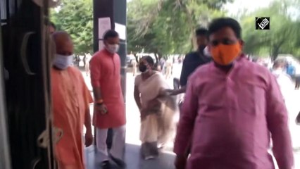 सीएम योगी ने वाराणसी के शिवपुर में जन स्वास्थ्य केंद्र का निरीक्षण किया