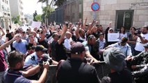 KUDÜS - İsrail polisi işgal altındaki Doğu Kudüs'te eylem yapan Filistinlileri darbetti