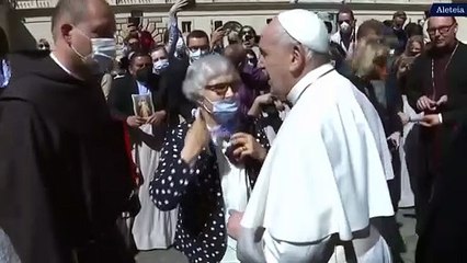 Precioso gesto del Papa con superviviente de Auschwitz