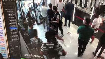 Son dakika haber: FATİH'TE SİLAHLI MASKE TAKMA KAVGASI KAMERADA