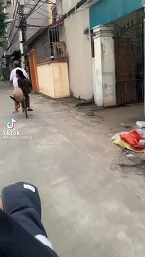 Hai ông bà gần 80 tuổi vẫn đèo nhau ra đồng