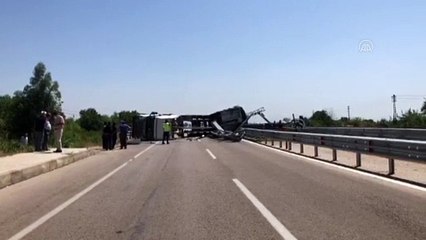 ADANA - Damperi açık kalan tır PTS direğine çarparak devrildi