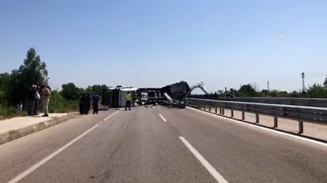 ADANA - Damperi açık kalan tır PTS direğine çarparak devrildi