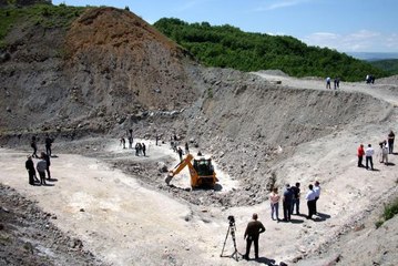 Sırbistan'da kazı çalışmalarının tamamlandığı toplu mezarda en az 9 kişinin iskelet kalıntısına ulaşıldı