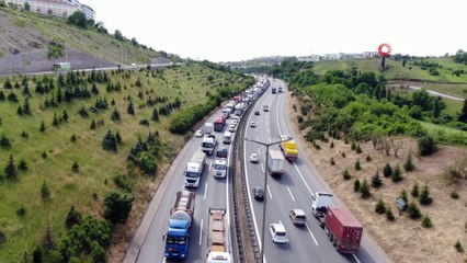 TEM’de bariyerlere çarpan tırın dorsesi devrildi, 5 kilometre kuyruk oluştu