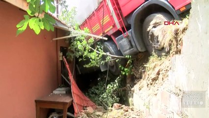 Freni boşalan kamyon gecekonduya çarptı