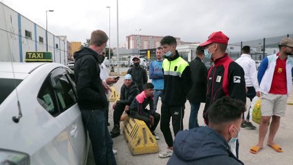 Подростки-нелегалы на улицах Сеуты