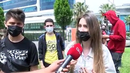 Öğrencilerden özel üniversite önünde zam protestosu