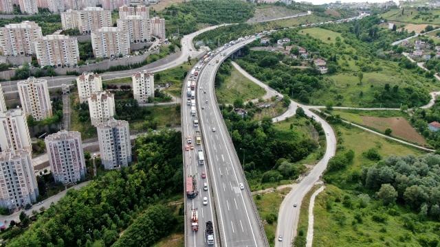 TEM'de bariyerlere çarpan tırın dorsesi devrildi, 5 kilometre kuyruk oluştu