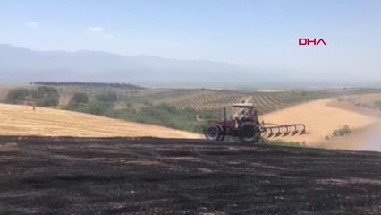 SALİHLİ'DE ALEVLER ARPA EKİLİ TARLANIN 20 DÖNÜMÜNÜ KÜLE ÇEVİRDİ