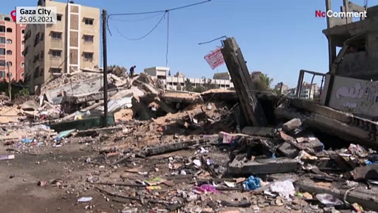 شاهد: حلاق فلسطيني يستأنف عمله وسط أنقاض محله المدمر في غزة
