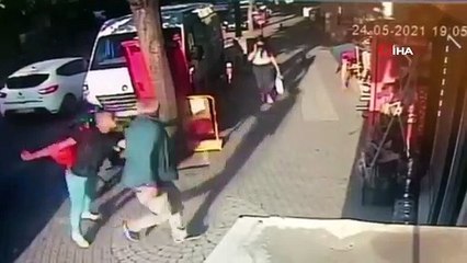 Yaşlı adam arkasından saldıran şahsı piknik tüpüyle böyle devirdi