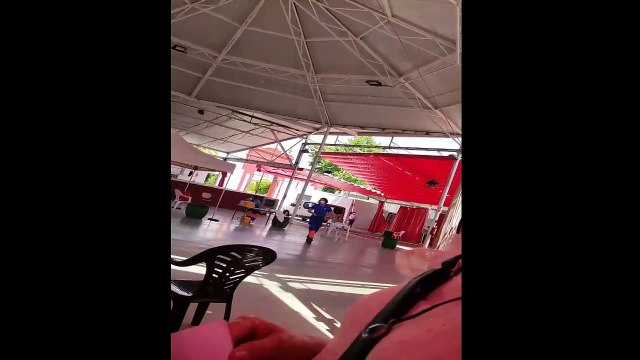 Así reacciona un enfermero cuando una mujer le pide explicaciones porque se le pegan metales en el brazo: Usted decidió ponérsela