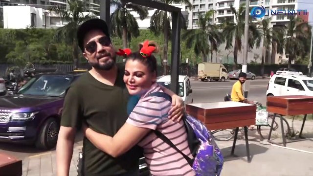 Mika Singh stops car after seeing Rakhi Sawant at a coffee shop