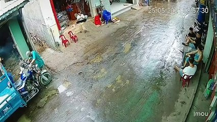 Người đàn ông hàn điện gần bình xăng khiến lửa bùng dữ dội