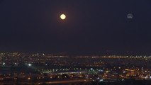 Görüntüler büyülüyor! Süper Çiçek Kanlı Ay bu gece Türkiye semalarında