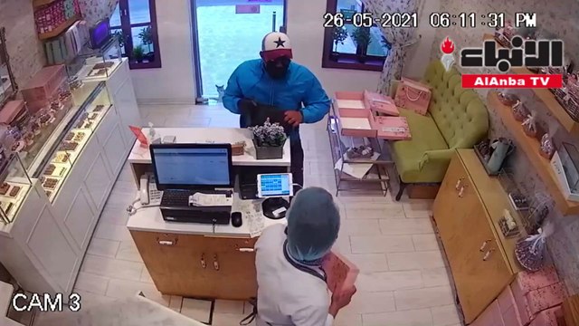 سطو مسلح على محل كاكاو وسلب ماكينة كاشير بها 800 دينار