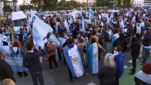 Argentinos se rebelan contra el confinamiento de Alberto Fernández y exigen más vacunas