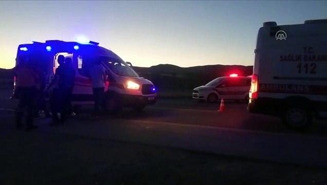 ADIYAMAN - Yolcu minibüsü ile otomobil çarpıştı: 5 yaralı