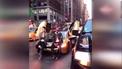 Trafiği kapatan gençlere ibretlik ders