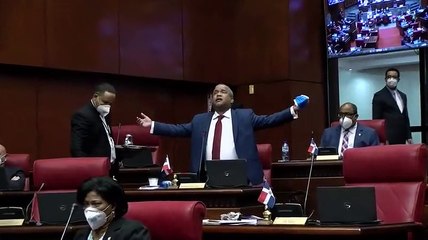 Héctor Acosta interpreta Paz en la Tormenta en sesión del Senado