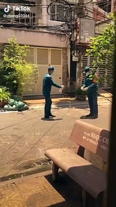 Khi bạn ở khu cách ly nhưng shipper lại giao hàng