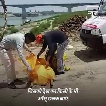 Daughters Perform The Last Rites Of Their Father In Varanasi