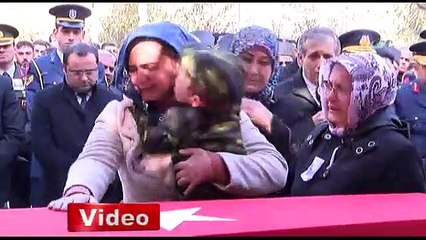 Şehit babasını böyle uğurladı