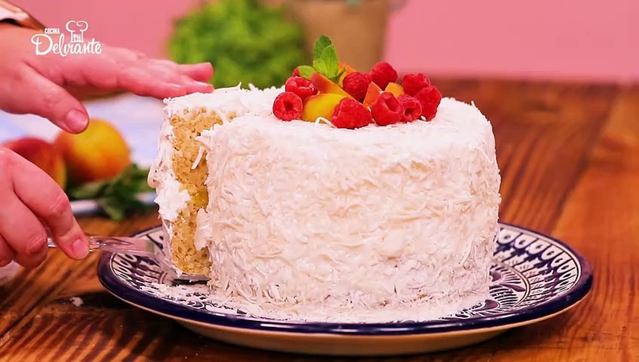 Delicioso pastel de durazno con coco.