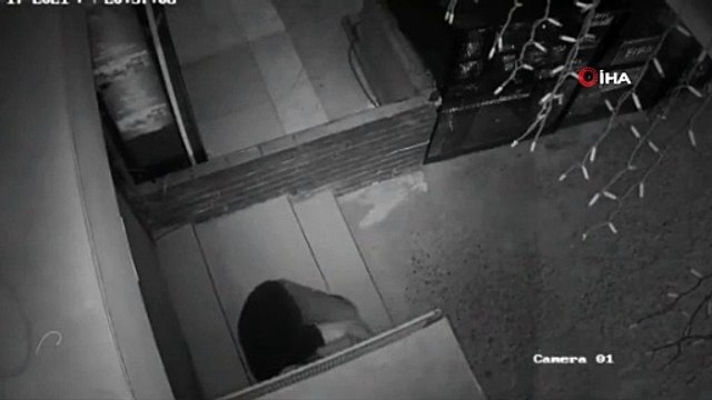 Üsküdar’da kısıtlama saatinde ‘1 paket kuruyemiş’ hırsızlığı kamerada