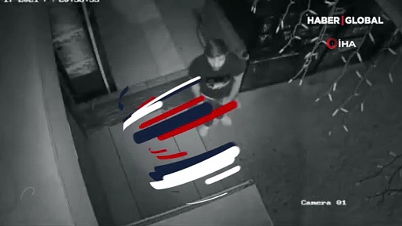 Bir paket kuruyemiş hırsızlığı kamerada