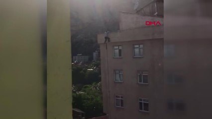 5 KATLI BİNANIN ÇATISINDAN SARKIP İNTİHARA KALKIŞTI, ÇEVREDEKİLER KOLUNDAN ÇEKİP KURTARDI