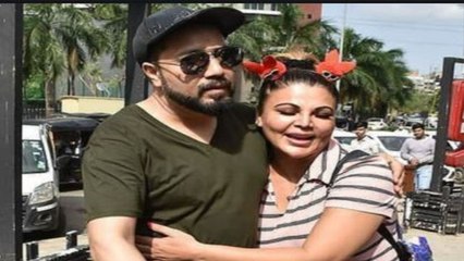 Rakhi Sawant और Mika Singh  ने एक दूसरे को लगाया गले तो ये बोले fans | FilmiBeat
