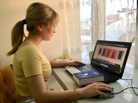 İnternetten ikinci el telefon siparişi verdi, gelen kargodan Türkçe sözlük çıktı