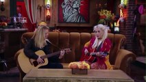 Lady Gaga et Lisa Kudrow chantent 
