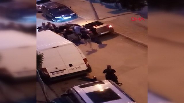 Sultangazi'de zorla araca bindirilen kişiyi çevredekiler kurtardı