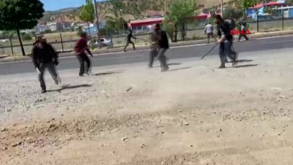 Karayolunda sopalar ile birbirlerine saldırdılar! O anlar kamerada