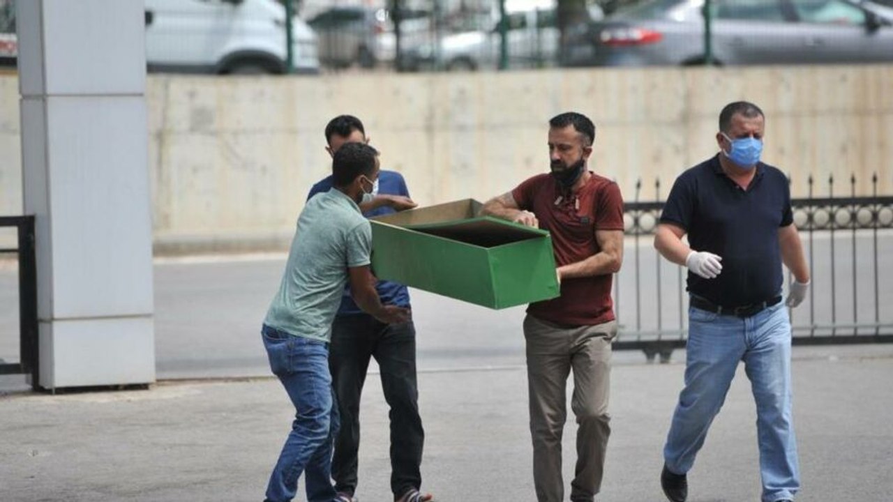 Babanın küçük tabuttaki ağır yükü