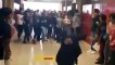 Une professeure et ses élèves dansent sur Thriller