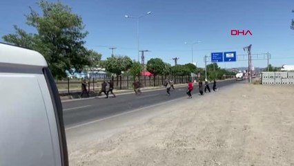 BİNGÖLKARA YOLUNDA TEHLİKEYE RAĞMEN SOPALI KAVGA