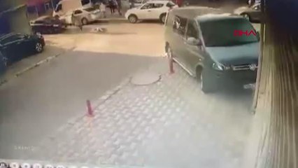 SANCAKTEPE'DE OTOMOBİLİN ÇARPTIĞI İKİ ÇOCUK YOLA SAVRULDU: O ANLAR KAMERADA