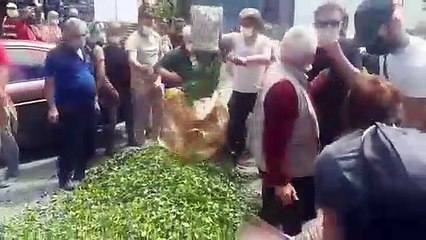 Rize’de 'Çayda kota ve kontenjan kalksın' eylemi; üreticiler ürünlerini yere döktü