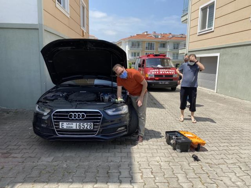Aracın motor ve tekerlek kısmına giren yavru kediler itfaiye ekiplerince çıkarıldı