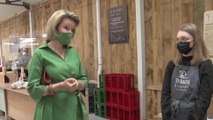 La reine Mathilde en visite au magasin bio The Barn à Jette