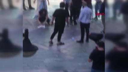 DÜZCE'DE GENÇ KIZLAR CADDE ORTASINDA KAVGA ETTİ