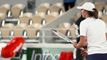 Roland-Garros 2021 - Iga Swiatek, la tenante du titre à l'entrainement à Roland-Garros avec un nouveau équipementier