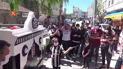 "Şampiyon Çeşme" bu yıl Beşiktaş'ın renklerine büründü