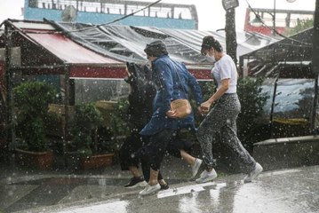 İstanbul'da camları titreten gök gürültüsü! Gün bir anda geceye döndü
