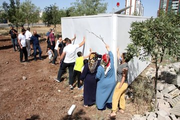 Çocuk parkına yerleştirilmek istenen baz istasyonuna ailelerden tepki