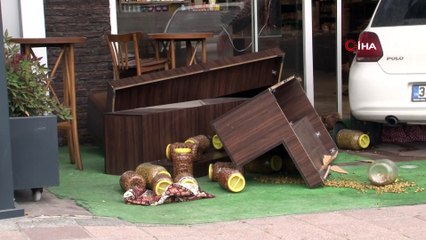 Kadın sürücü fren yerine gaza basınca dükkanın içine girdi